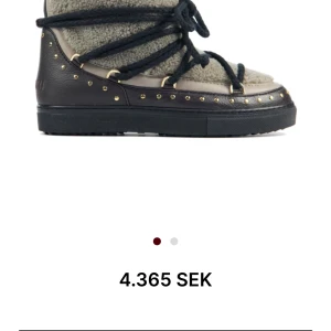 Inukii - Säljer min fina inukiis som är använda 1 säsong. Säljer dom då jag vill ha ett par andra i år. Super bra skick och använda varsamt. Nypris: 4 365kr Mitt pris: 2500kr. Storlek 39. Om du vill ha fler bilder så är det bara att höra av sig!🥰