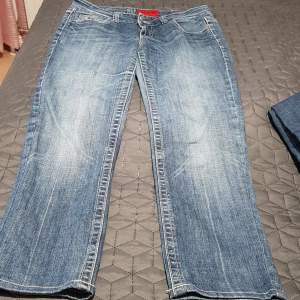 Jag säljer min low waist jeans som är i fin skick storlek 40 men mest som 38.Köparen står för frakt. 