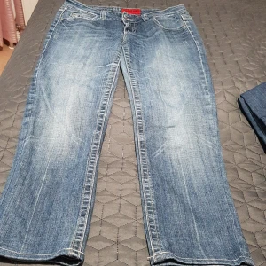 Jeans - Jag säljer min low waist jeans som är i fin skick storlek 40 men mest som 38.Köparen står för frakt. 