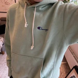 Champion hoodie - Mint grön champion hoodie. Den är i storlek xs och använd men i mycket bra skick. Köpare står för frakt💗