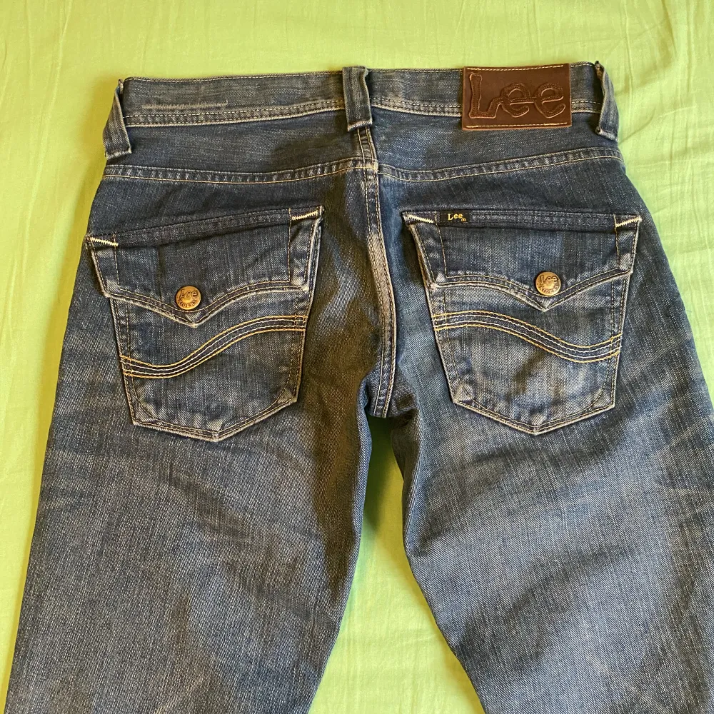 Skitsnygga vintage lowrise jeans med detaljer!! Utsvängda/baggy längst ner. Lite lite slitna längst ner då dom är lite långa för mig, skriv för mer bilder! ⭐️💘. Jeans & Byxor.