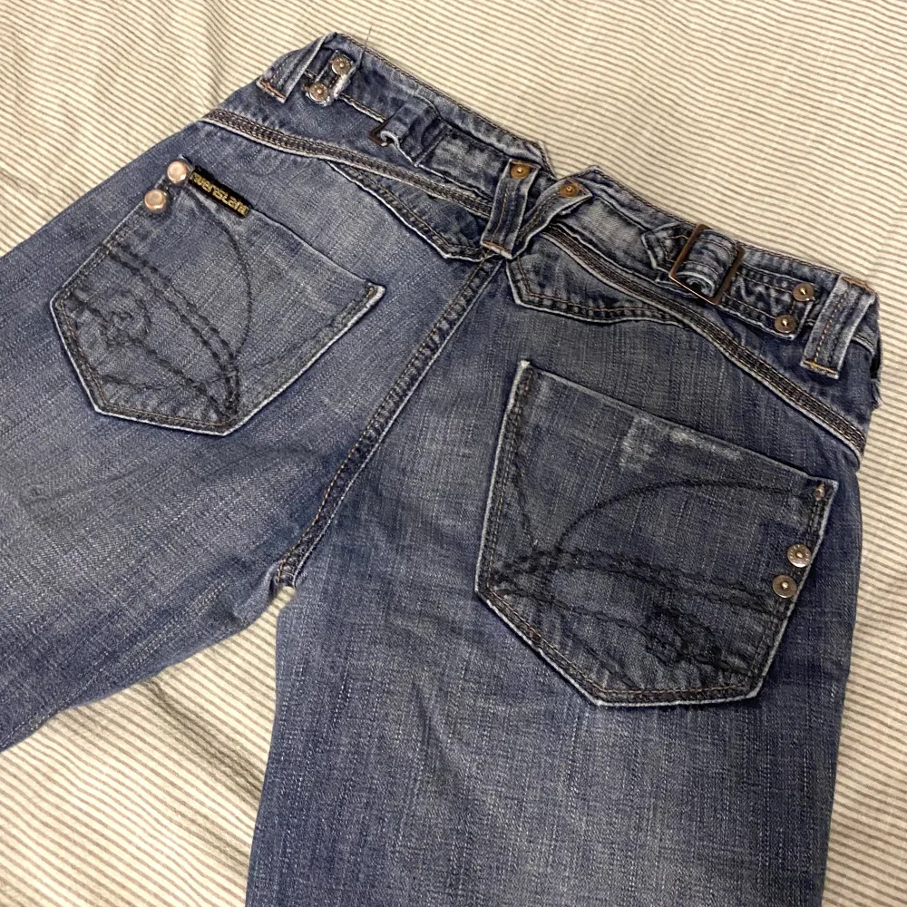 Så snygga jeans med massor av detaljer🩷 köpta här på plick och säljer för dom var för små för mig, midjemått 82cm. Jeans & Byxor.