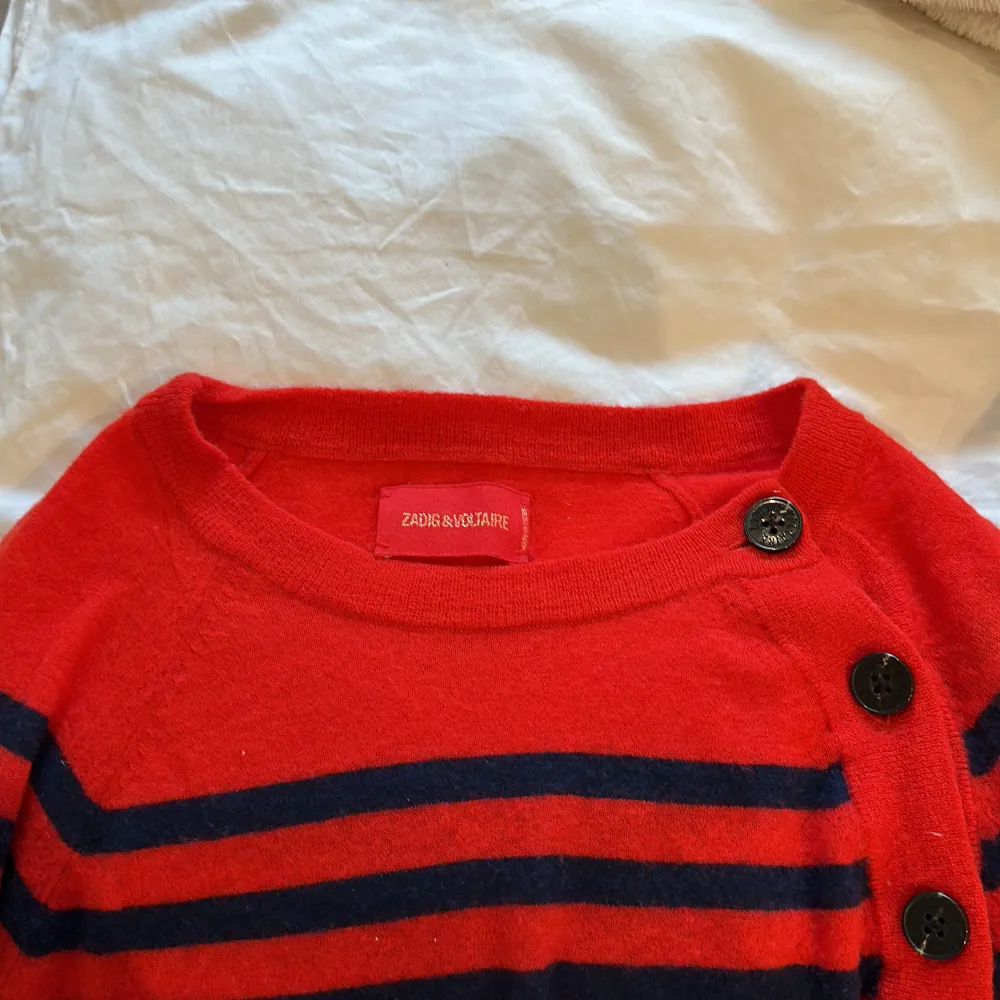 Säljer en superfin röd blå randig Kashmir tröja ifrån Zadig&Voltaire 🩷🩷 helt oanvänd! Inte nopprig eller något sånt! Köpt i deras butik i Stockholm. Nypris drygt 3000kr. Tröjor & Koftor.
