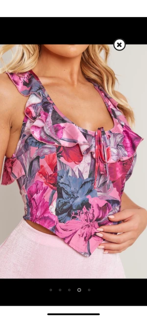 Topp - Jätte fin flerfärgade topp från prettylittlething, helt oanvänd endast testad då den var för liten på mig. Dragkedja vid ryggen med korsade band