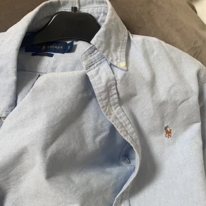 Ralph Lauren skjorta - Blå ralph lauren skjorta i bra skick. Dm för fler bilder eller frågor. Tar emot byten.