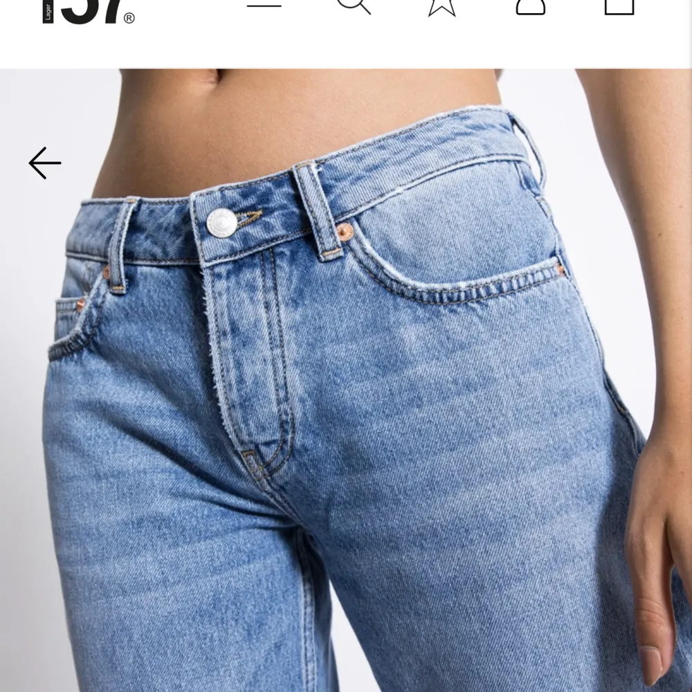 Säljer dessa Lågmidjade raka jeans från lager 157. Använda men fortfarande i väldigt bra skick💗. Jeans & Byxor.