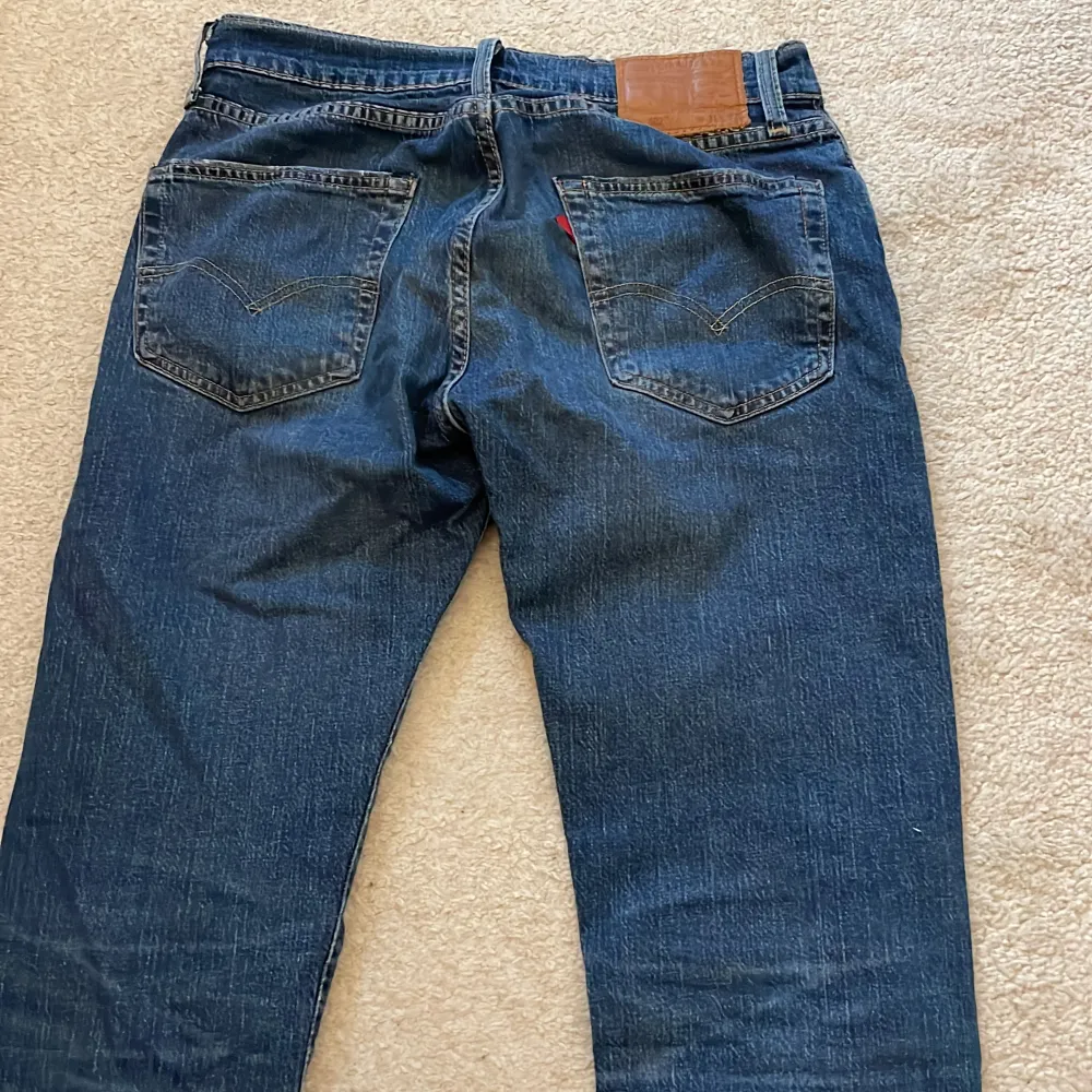 Jeans från Levi’s. Modell: 502 Storlek: W31 L32 Skick: Mycket bra Mörkblå färg. Jeans & Byxor.