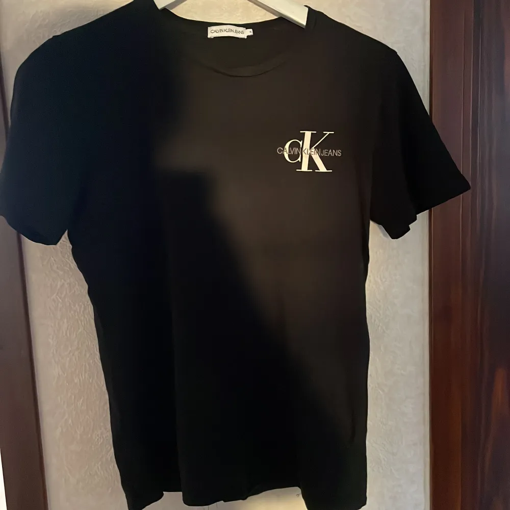 Säljer denna snygga Calvin klein t-shirt. Storlek 14 år men funkar även med xs/s . T-shirts.