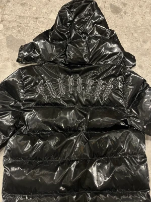 Trapster Jacka - Säljer denna feta trapstar jackan storlek M. Jackan är i väldigt bra utan några effekter, skulle säga 9/10.  Den är självklart äkta. Medföljer orginaltags osv. Pris:  Om du har några frågor, hör av dig!😁