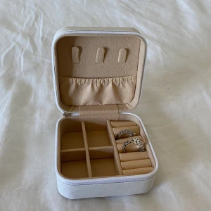 Oanvänt smyckeskrin  - Helt oanvänt smyckeskrin med deagkedja o olika fack. Är inte 100% säker att jag vill sälja 💋 (ringarna ingår inte)