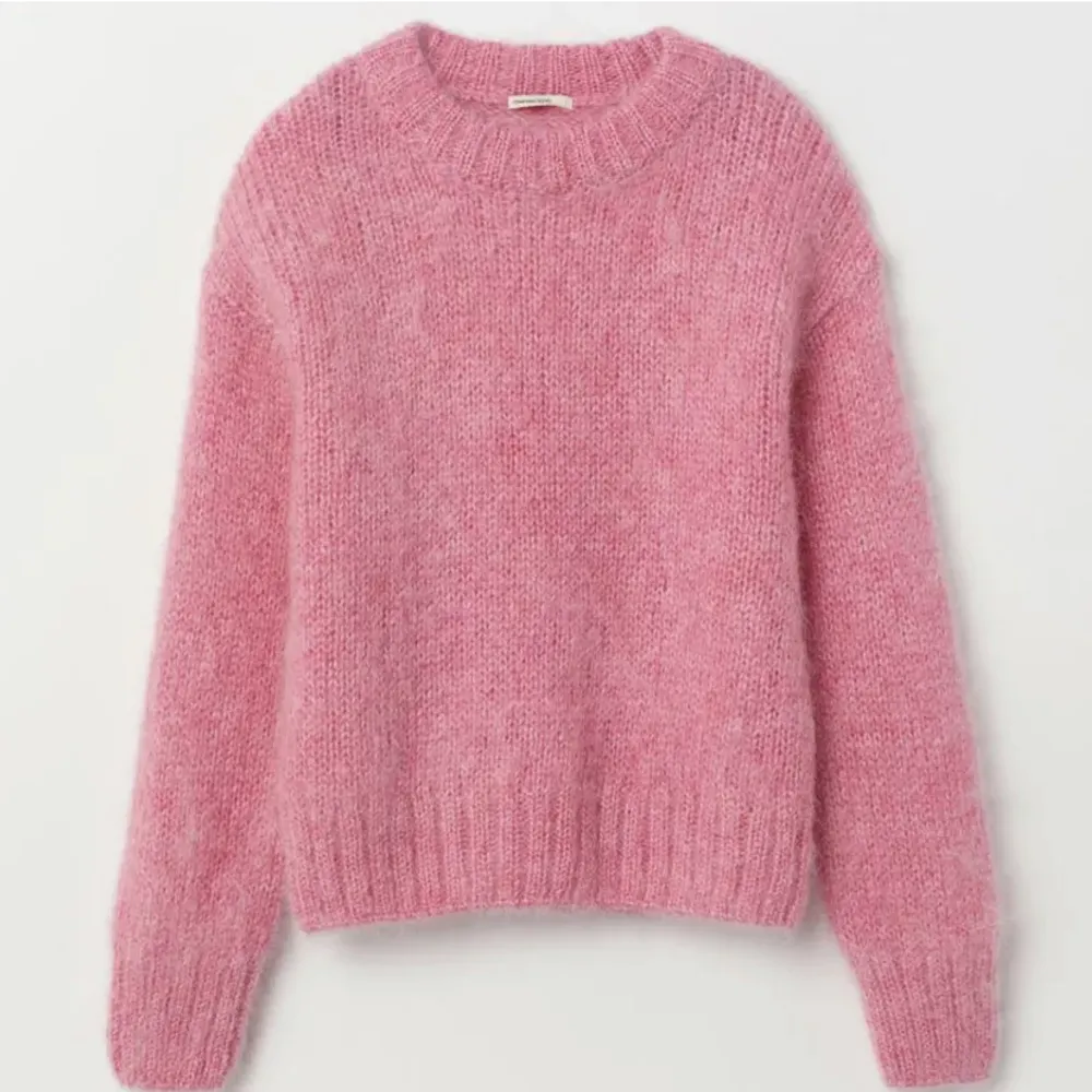 Säljer denna superfina rosa stickade tröja som jag har köpt här på plick, men den är ursprungligen från H&M. Säljer då den inte kommer till användning. Skriv privat för egna bilder! Den är i storlek L men passar mig som är S/M  💓💗💕. Stickat.