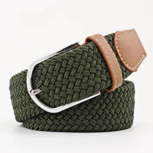 Bälte  - Stretchbälte army green Elastiskt bälte som passar många storlekar. Omkrets upp till 110 cm. Material canvas med änddetaljer i brun skinnimitation. Bredd på bältet 3,3 cm. Färg army grön.