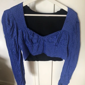 Blå prickig blus - Se andra bilden för passformen!  Använd fåtal gånger så i väldigt fint skick. Storlek M men passar också S