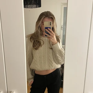 Stickad tröja - Superskön stickad tröja från Gina tricot Young. Köptes för några år sedan så kommer inte ihåg priset. Storlek 146/152, men skulle säga att den passar XS🩷