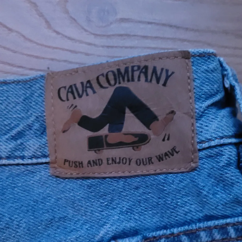 Ljusblåa Jeans från the Cava Company. Jeansen är i storlek M och är i gott skick, vid frågor är det bara att skriva:). Jeans & Byxor.