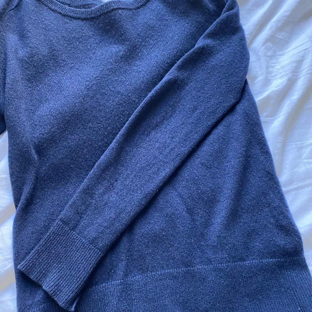 En mörkblå soft goat tröja i kashmire. Köpt här på Plick men själv har jag använt den ett fåtal gånger. Lite stor ringning i halsen, men bra i skick.. Tröjor & Koftor.