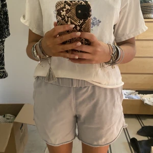 Blåa Brandy Shorts - mjuka mys shorts från brandy, finns fläckar på framsidan men går säkert att tvätta bort