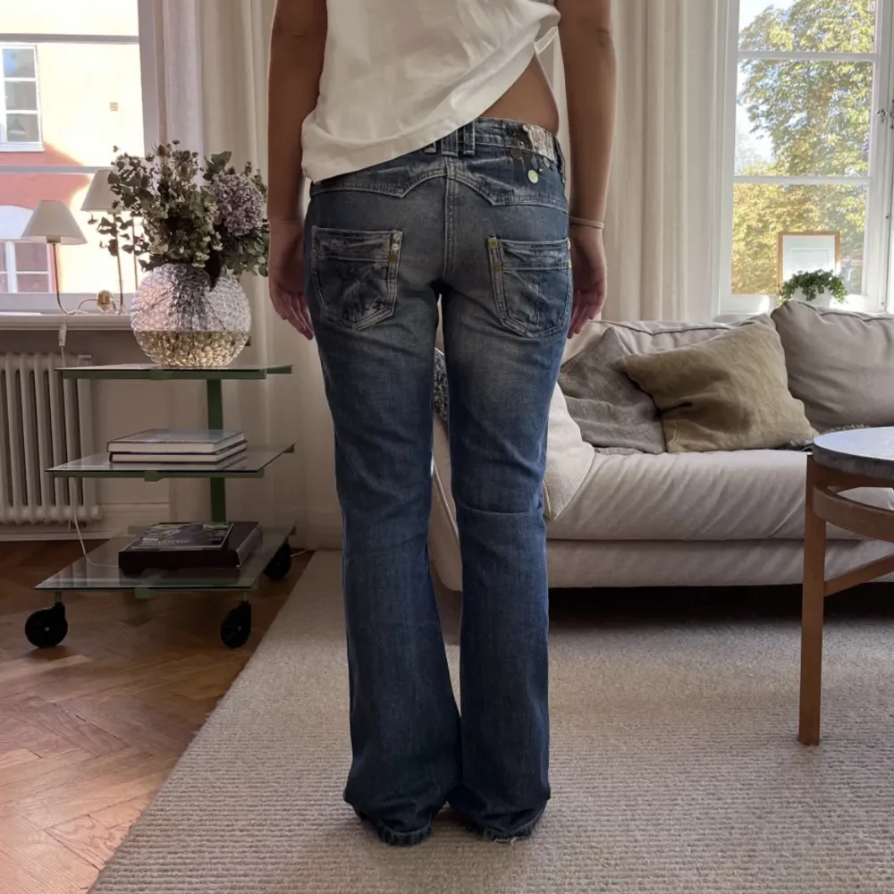 Fett fina lågmidjade jeans med detaljer som jag köpte här på Plick men som tyvärr var för korta❣️Jättebra skick. Midjemått: 83 Innerbenslängd: 83 . Jeans & Byxor.