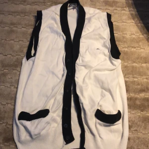 J.Lindeberg väst  - Cool J.Lindeberg väst som är vit och svart, i bra skick och ganska tunn🤍💕 Vid fler frågor är det bara att skriva 