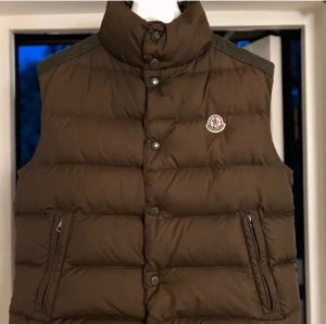 Moncler Väst - Säljer en brun Moncler Cheval Gilet väst i storlek 2. Västen är i bra skick. Knappt använd.   Sjävklart äkta, köptes av kaspersheat och fick den sedan kollad hos Moncler som garanterade att den var äkta. Finns i Bromma, kan skickas