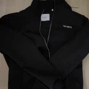Les deux full zip - Les deux full zip. Inga hål eller märken, nypris 1000, knappast använd. 