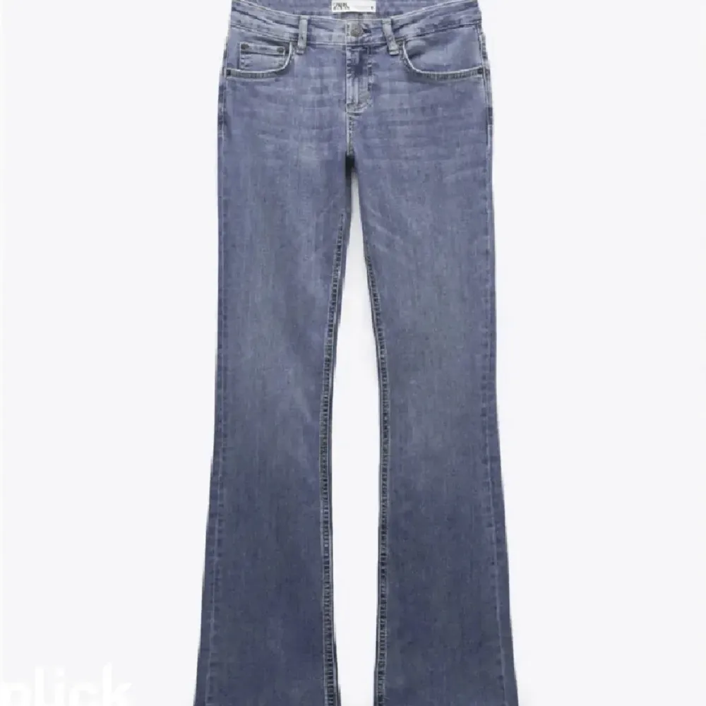 lågmidjade jeans från zara som e slutsålda dem e för stora på mig och långa och dem e slitet längst ner . Jeans & Byxor.