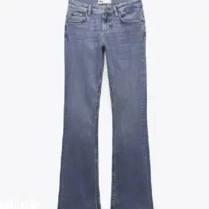 lågmidjade jeans från zara som e slutsålda dem e för stora på mig och långa och dem e slitet längst ner 