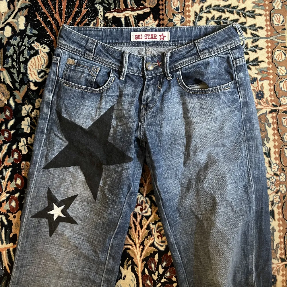 Så snygga lågmidjade jeans. Skitcoola detaljer på ena benet med stjärnor. Storlek: 28/32. Jeans & Byxor.