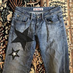 Så snygga lågmidjade jeans. Skitcoola detaljer på ena benet med stjärnor. Storlek: 28/32