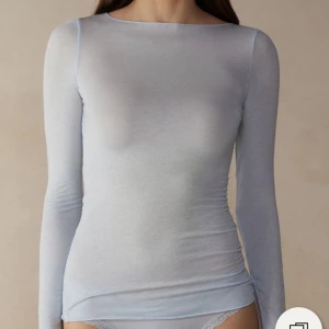 Ljusblå intimissimi tröja - intimissimi tröja i världens finaste färg. Färgen ser lite annourlunda ut i andra bilden pågrund av ljuset. Änvänd fåtal gånger och i jätte bra skick💞