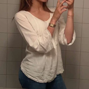 Blus - Säljer denna fina vita blus då den inte kommer till användning 💕 den har många fina detaljer och är skön, den har trekvartslånga armar med en typ av spets längst ner (se sista bilden)💕