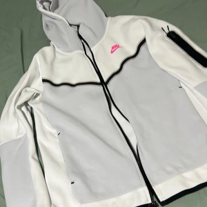Vit Nike tech - Helt ny Nike vit tech inte så många som har den versionen Storlek S passar skit bra i storlek S.