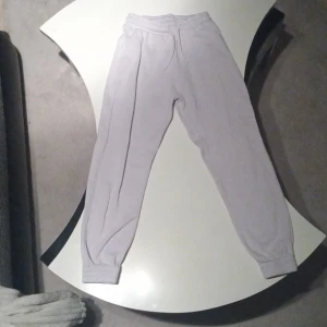 Ljus lila mjukisbyxor  - St 146 mjukisbyxor från KappAhl 