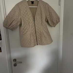 Jacka/väst - Säljer denna jacka/väst från Kappahl som endast är testad. 100kr+frakt