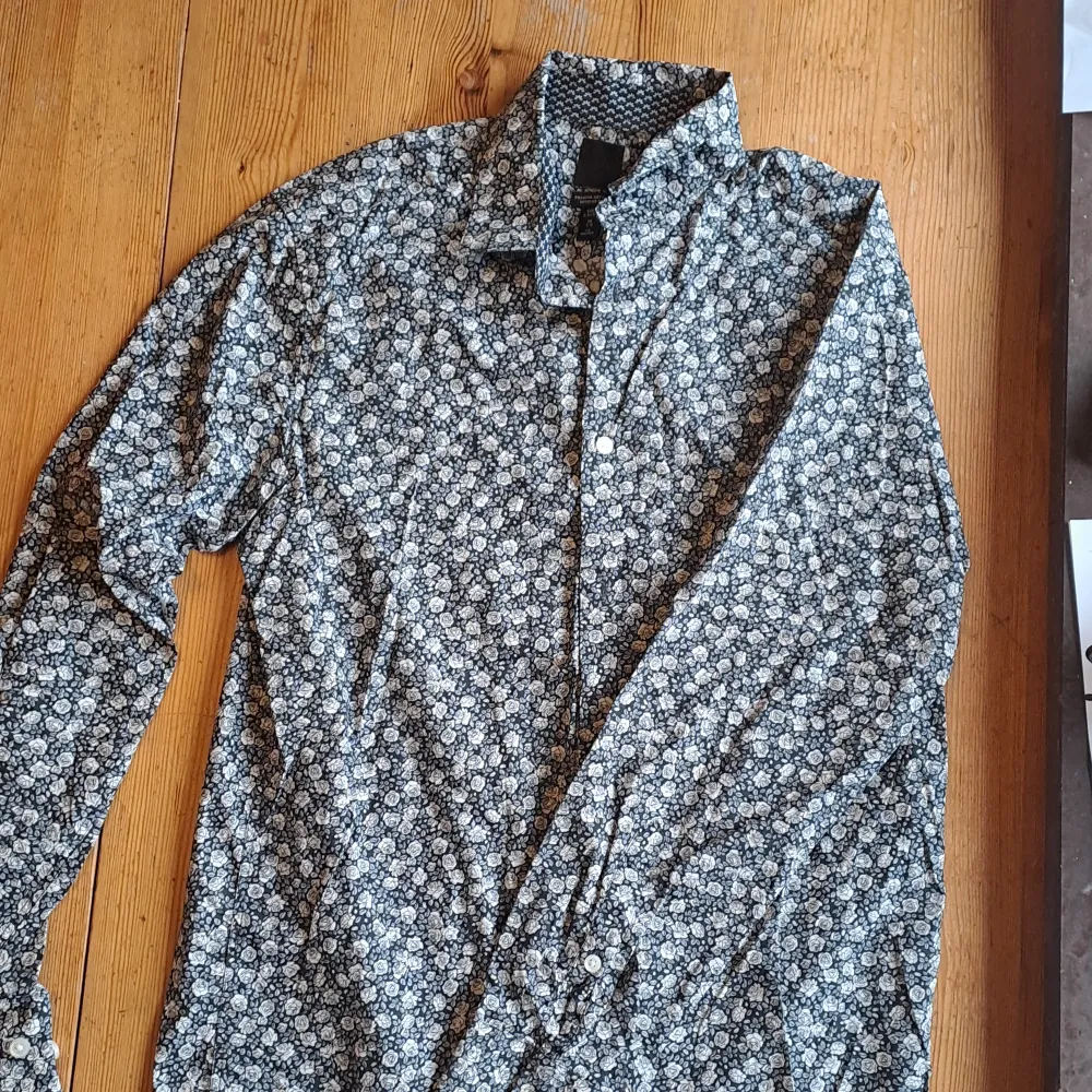 Blommig skjorta, vit/grå regular fit från H&M. Skjortor.