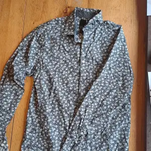 Blommig skjorta, vit/grå regular fit från H&M
