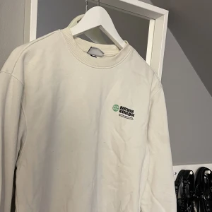 Sweatshirt! - Köpt på herravdelningen på H&M! Men passar alla. Har lite lite nopper, men det kan gå att ta bort hur enkelt som helst. Jättefina tryck både bak och fram.