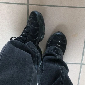 Nike Air Max+ - endast är använda en gång då jag köpte ett par nya ist. ☺️ Har ej kvar lådan men går att lösa på nått sett. Dom är i ett ganska bra skick. Nypris: 2.199kr Säljer för: 1.800 Priset går att diskuteras privat