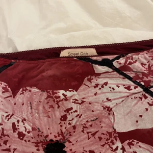 Lowwaisted mesh-kjol - Jättefin Y2k kjol. Från det populära märket streetone. Storlek M högmidjad (men det är stretch). Storlek s så ”hänger” den lite mer på höfterna. Så snygg i höst/vinter med strumpbyxor och boots.  eller till vår/sommar