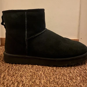 Uggs - Använda bara cirka 10 gånger under vintern!  Storlek 44 Färg: Svart