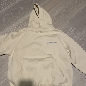 Helt ny essentials hoodie - Helt ny. Säljer den då den ej passar mig. Storlek S