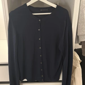 Marinblå kofta - Jättefin blå kofta🩷 köpte i somras och används 3-4 gånger, sitter lite oversized 