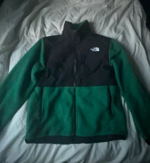 North face jacka  - Grön North face fleece jacka. Bra skick pga använd få gånger.  Den är hyfsat varm.💕