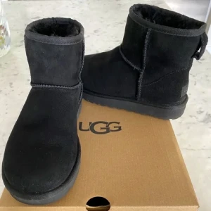 Äkta svarta uggs - Lägger ut en annons igen på mina super snygga svarta uggs, andra bilden är min egna✨ storlek 41 men sitter som 40! Sänker nu priset från 1499 till 900kr❤️