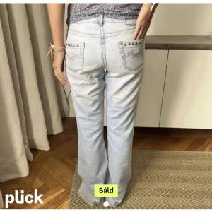 Säljer dessa as coola jeansen!💕 midjemåttet är 72 + stretch innerbenet 77❤️ EJ SÅLD