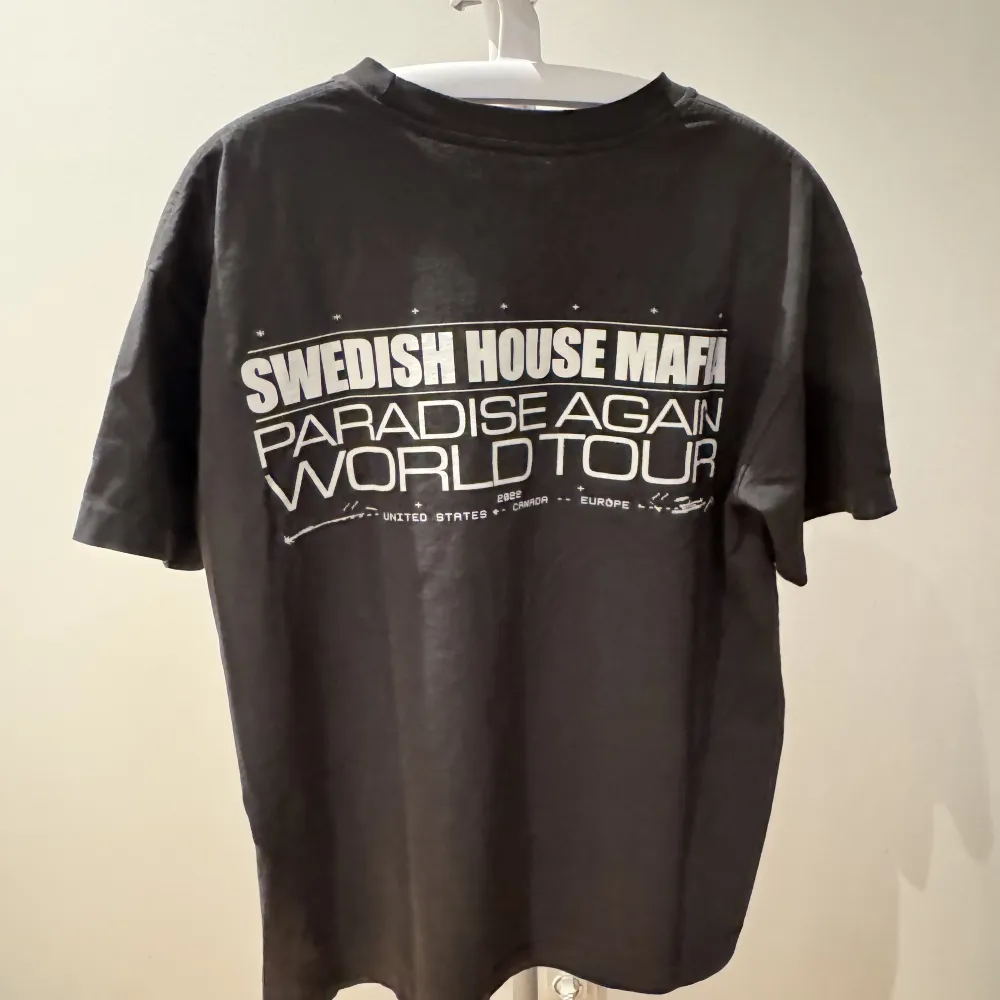  Swedish house mafia - paradise tour merch Från deras senaste turné, fick den backstage på deras konsert i london.   Storlek L. T-shirts.