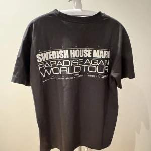  Swedish house mafia - paradise tour merch Från deras senaste turné, fick den backstage på deras konsert i london.   Storlek L
