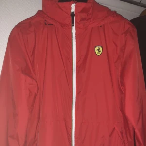 Ferrari Windbreak Jacka - Sällsynt Vintage Ferrari Jacka i extremt bra skick väldigt svår att hitta så passa på! Använd några gånger bara. Hör av er för frågor!