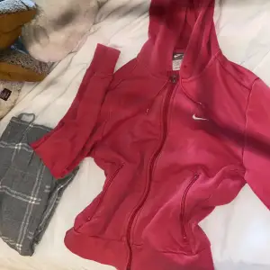 En rosa zipup Nike hoodie som självklart är äkta, sparsamt använd men det är en gammal modell från tidigare 2000❤️kom privat för fler bilder, pris kan diskuteras😊 okej skick!
