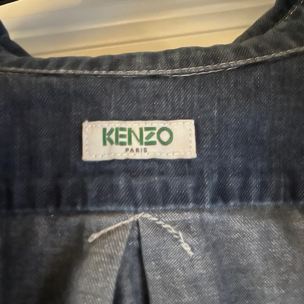 Kenzo jeans skjorta  Skick 7/10  Storlek S lite stor i storleken dock  Pris kan diskuteras . Skjortor.